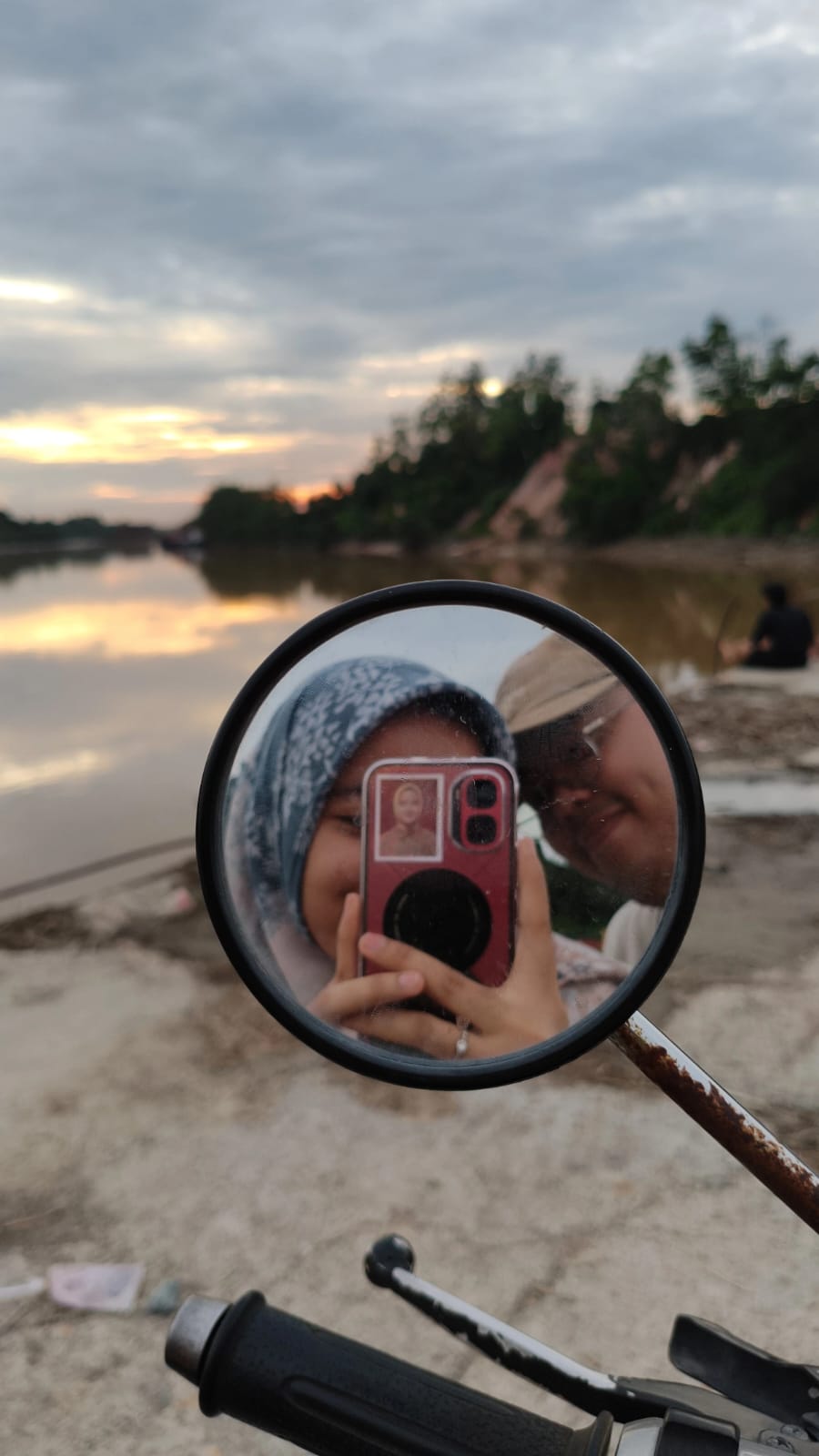 Ricky dan Sumala di cermin spion, senja di tepi sungai